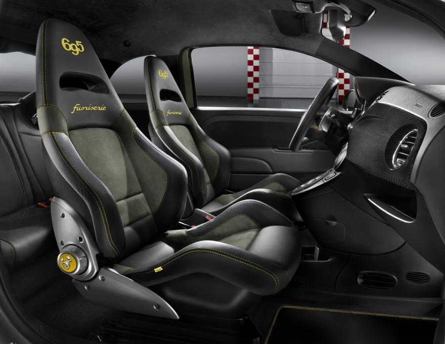 Интерьер Abarth 695 Hype 2013 года  (фото 2 из 2)
